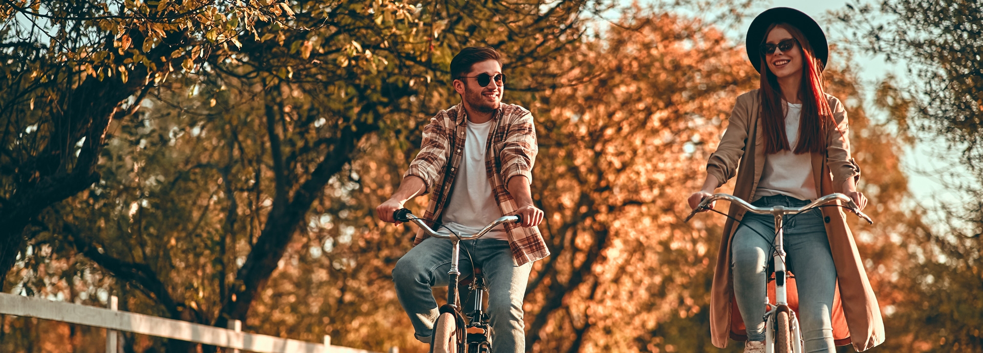 Een jongen en meisje fietsen in het park in de herfst