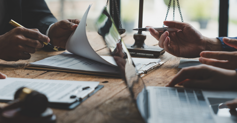 Bespreking nieuwe wet vier personen met een document pen, laptop op een kantoor